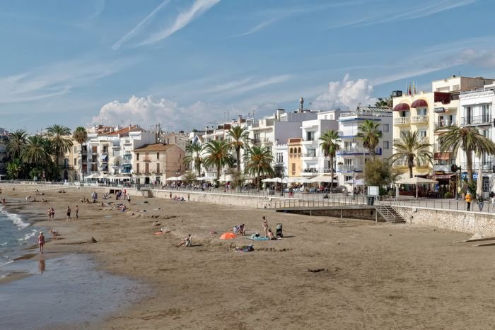 Playa y paseo marítimo de Sitges con sus terrazas