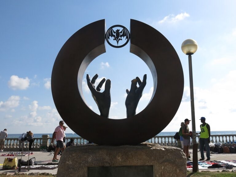 Monumento a Facundo Bacardí, obra de Lorenzo Quinn, en el paseo marítimo de Sitges