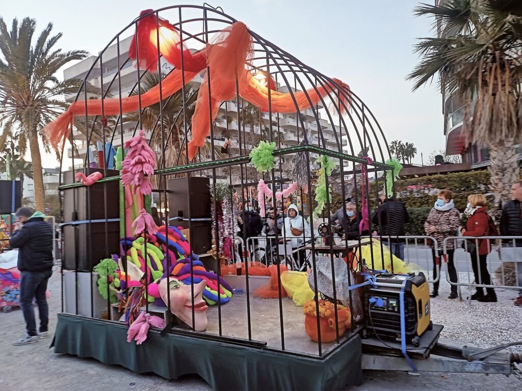 Carroza del Carnaval de Sitges en la rúa de 2022