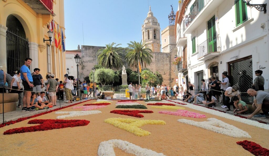 Alfombra de flores del Corpus en una calle de Sitges