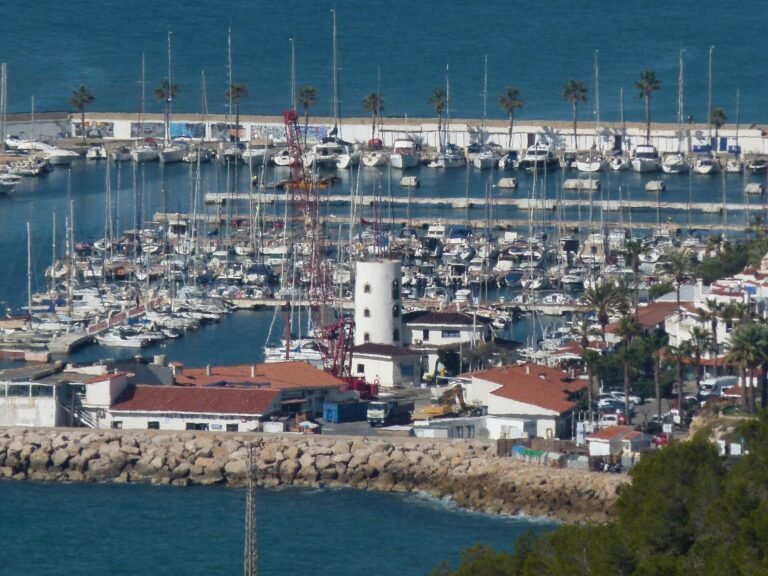 Port d’Aiguadolç de Sitges con embarcaciones amarradas