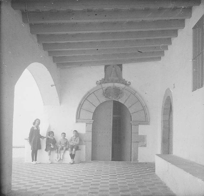 Pórtico de la ermita del Vinyet de Sitges en 1919, con visitantes