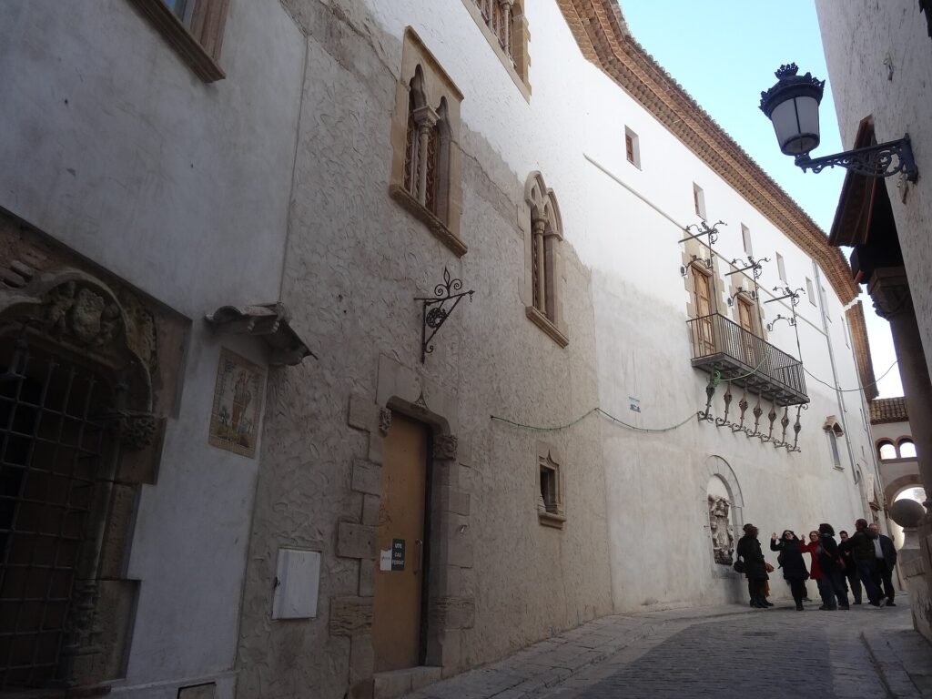 Fachada del Cau Ferrat, la casa taller de Santiago Rusiñol en Sitges