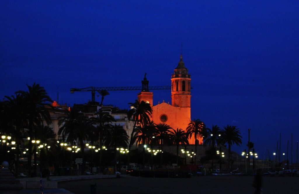 Iglesia de Sant Bartomeu i Santa Tecla de Sitges sobre el promontorio junto al mar