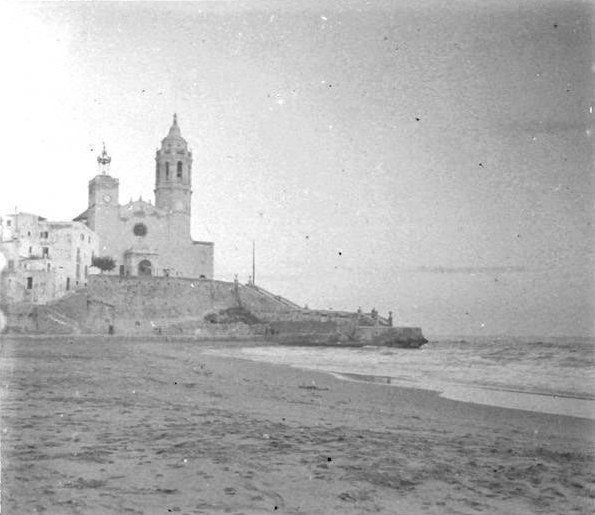 Fotografía histórica de la playa y la Punta de Sitges, hacia 1920–1930