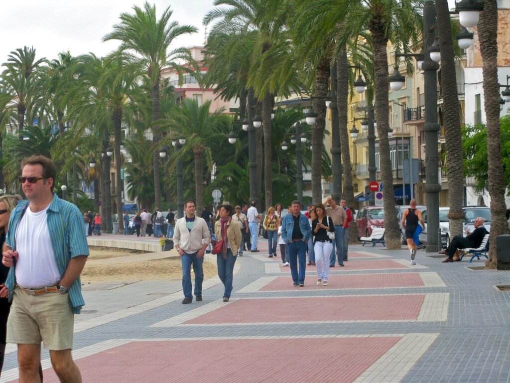Paseo de la Ribera de Sitges con palmeras junto a la playa