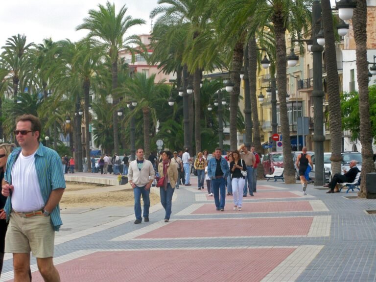 Paseo de la Ribera de Sitges con palmeras junto a la playa