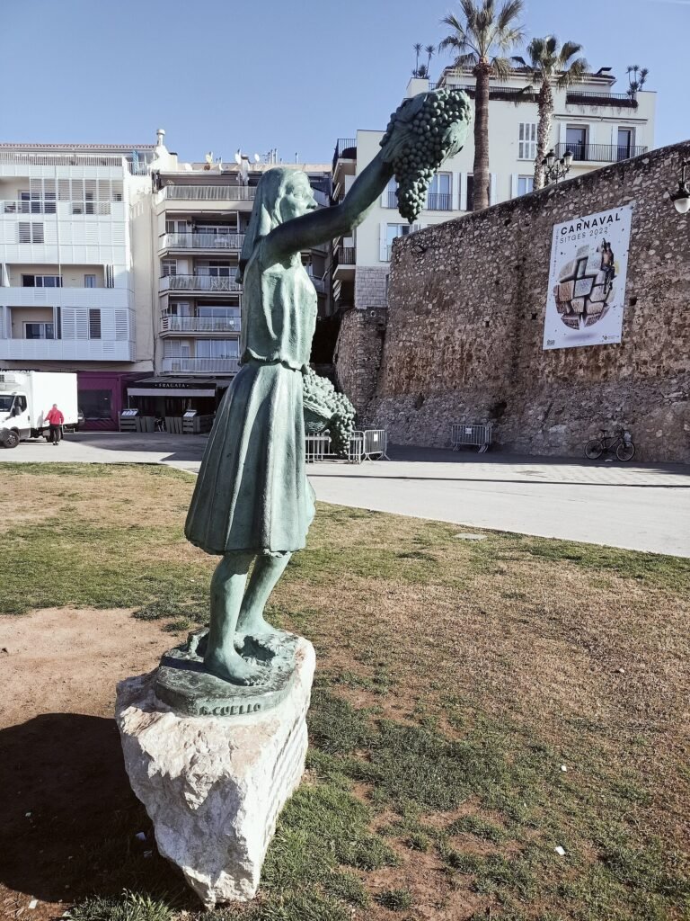 Escultura «La noia de la malvasia» en Sitges