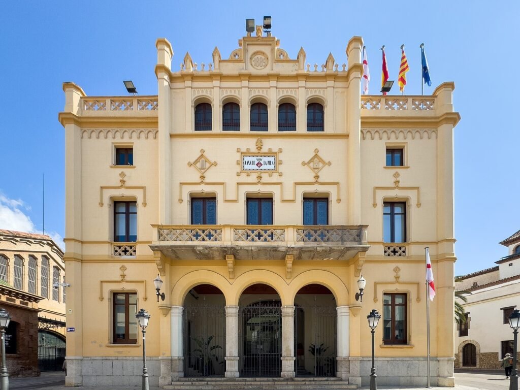 Fachada de la Casa de la Vila de Sitges, el ayuntamiento levantado en el lugar del antiguo castillo medieval