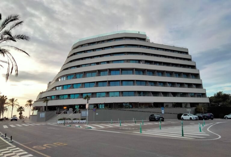Edificio del antiguo Hotel Terramar en el paseo marítimo de Sitges