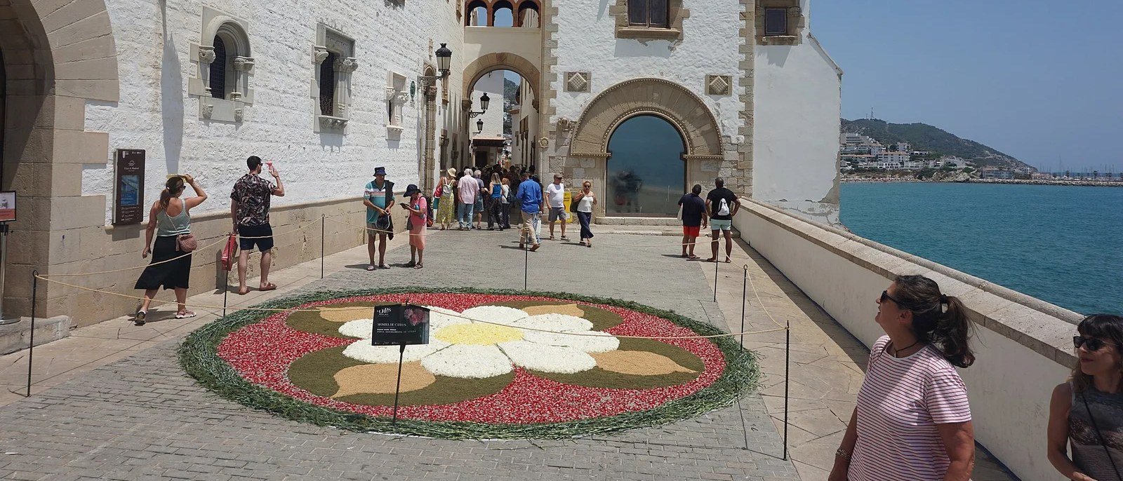 Catifa de flors del Corpus davant l’església de Sitges