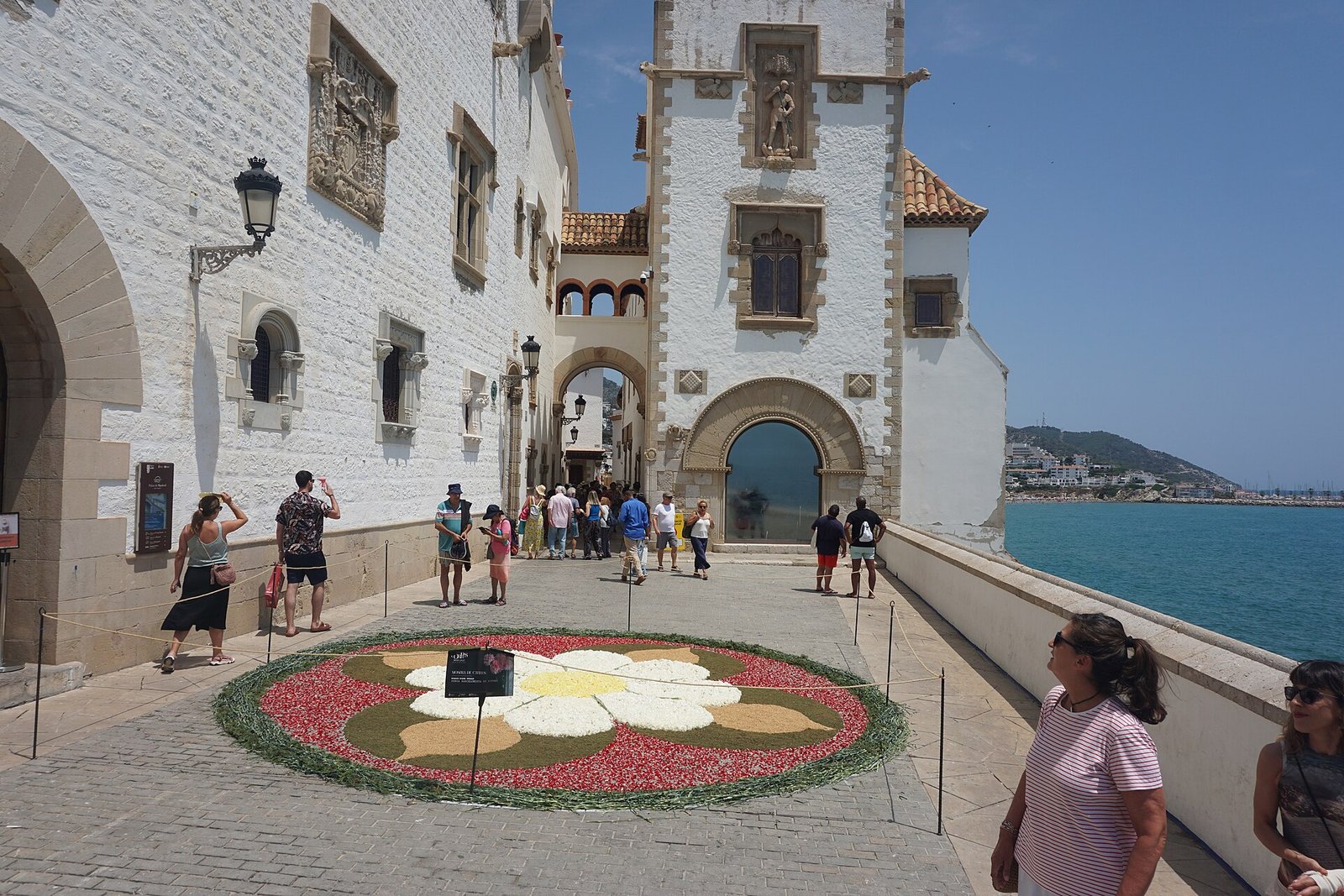 Alfombra de flores del Corpus ante la iglesia de Sitges