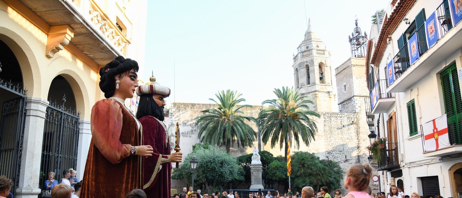 Gegants de Sitges a la plaça de l’Ajuntament durant la Festa Major, amb el campanar de l’església al fons